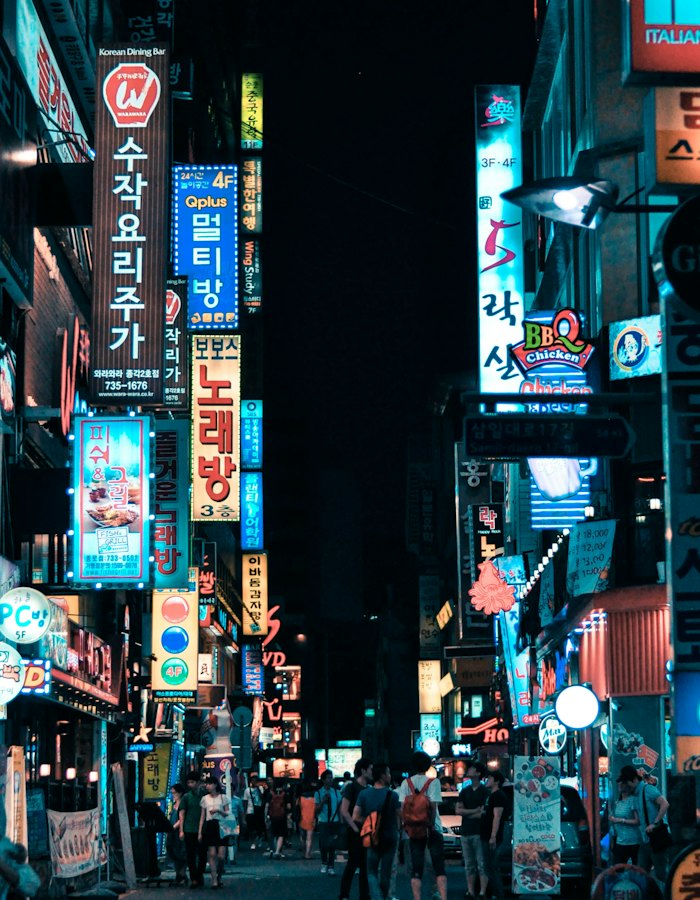 Phố đêm sôi động